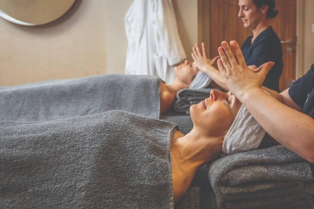 Spacious Primrose Lodge For 6 With Hot Tub At A Spa Resort Chudleigh エクステリア 写真