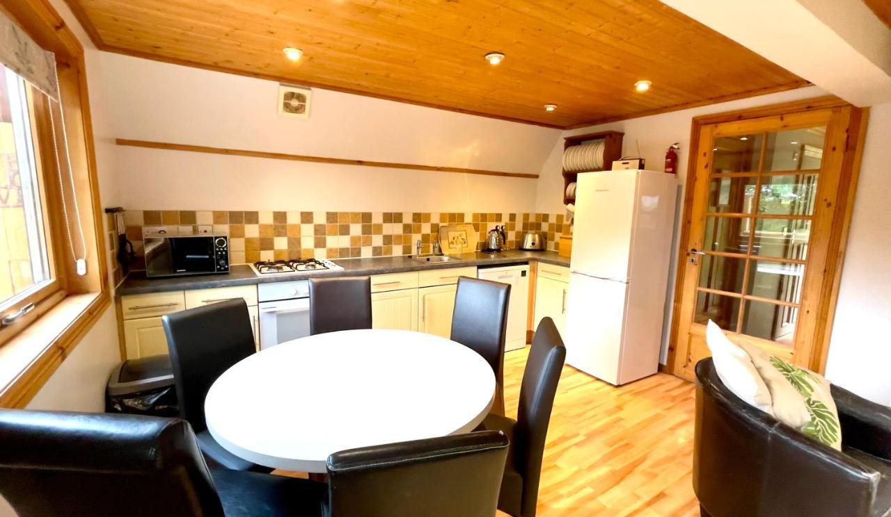 Spacious Primrose Lodge For 6 With Hot Tub At A Spa Resort Chudleigh エクステリア 写真